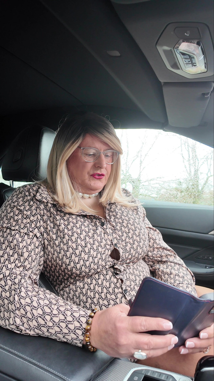 Kelly CD 2022: La sexy travestita kellycd2022 è in un giro pomeridiano in collant...