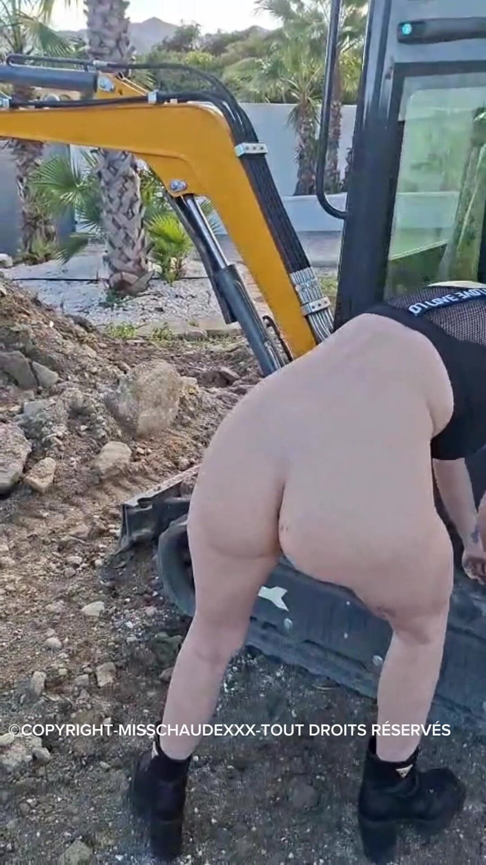 Misschaudexxx: Bawię się moimi zabawkami na placu budowy