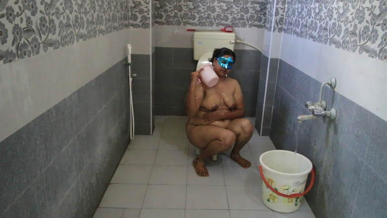 Desi Homemade Videos: Indisk dusch av het Desi Bhabhi