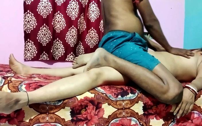 Bengali XXX Couple: 발정난 마누라의 젖탱이를 잡아 문질러서 신음하고 하드 벵골어 섹스
