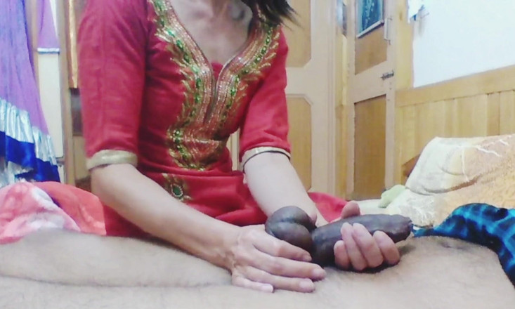 Bolly Karma: Cette belle femme adore jouer avec des bites noires