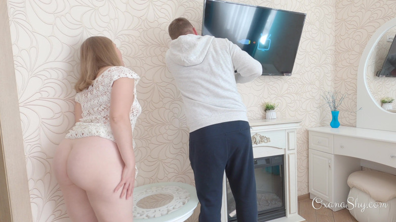 MILF Oxana: Une grosse MILF baise avec un maître de la télévision
