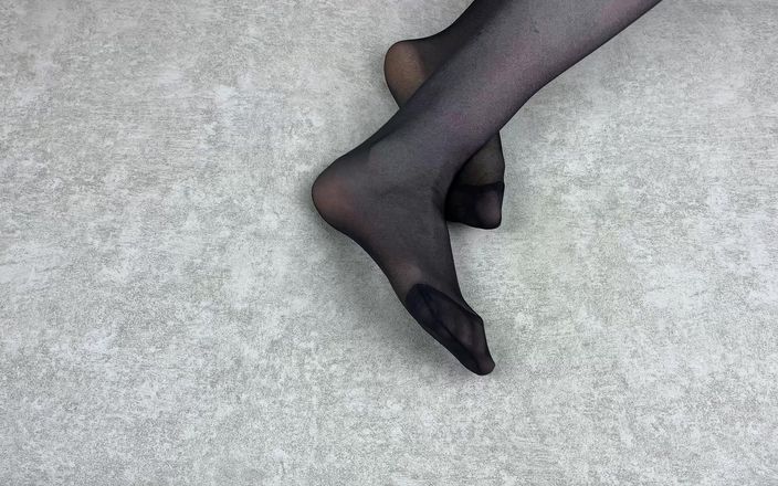 Gloria Gimson: 愛人は黒のナイロンパンストで彼女の足を愛撫します