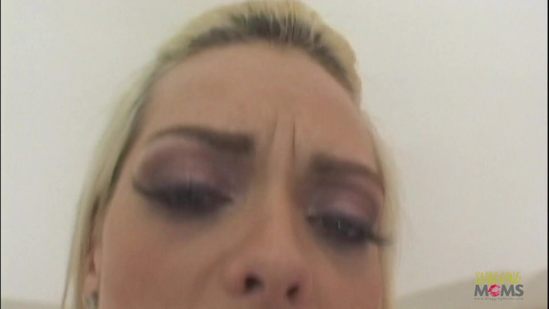 Shagging Stepmoms: Blondine mit dickem hintern bekommt ihre muschi auf einen fetten...