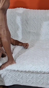 Due maschi che si immergono nel bagno del sperma in tatuaggio