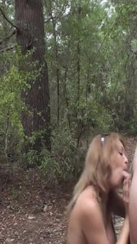 Cycata milf Charlee Chase uwielbia ruchać się w lesie ...
