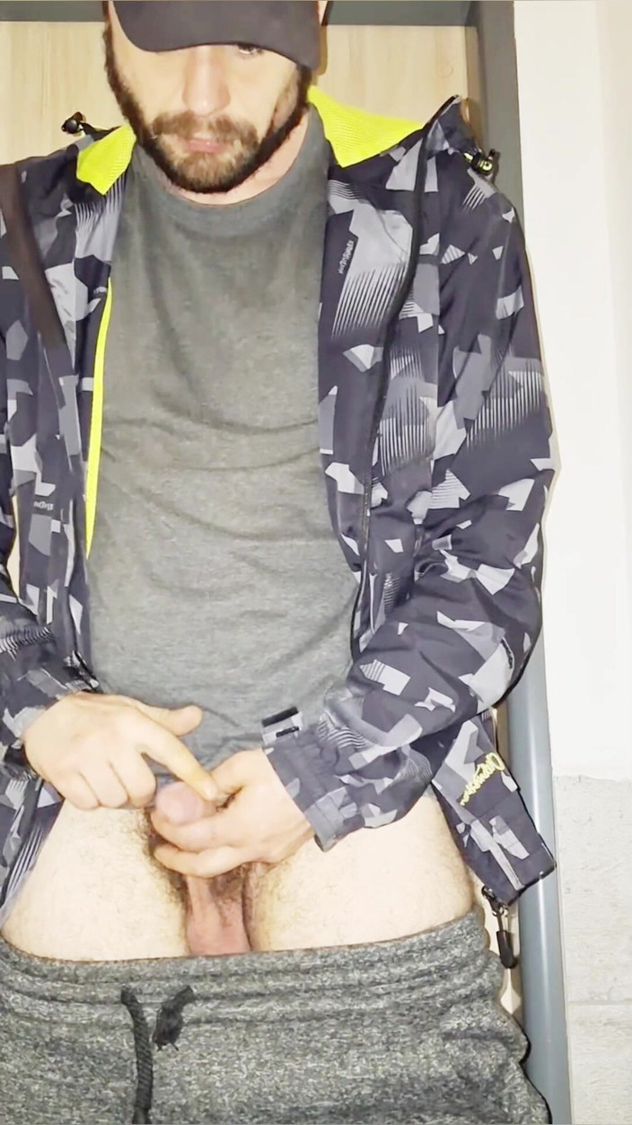 jerkofflover: När jag börjar arbeta tidigt på morgonen kissa jag på...