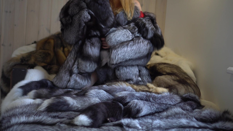 Ruda Cat: Bermain dan mengusik dengan banyak bulu! Melancap dalam kot bulu