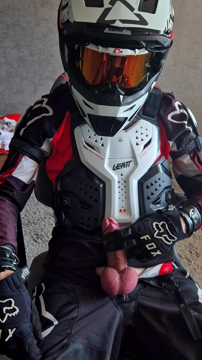 Sneakersmax98: Sladký motorkář byl zavřený na 6 dní