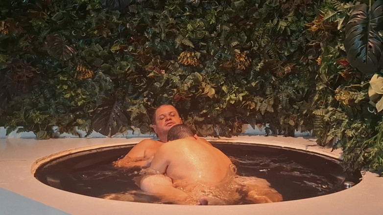 Punchbagplz: Défi À L’heure Du Bain - Contrôle De L’ours Dans La Baignoire