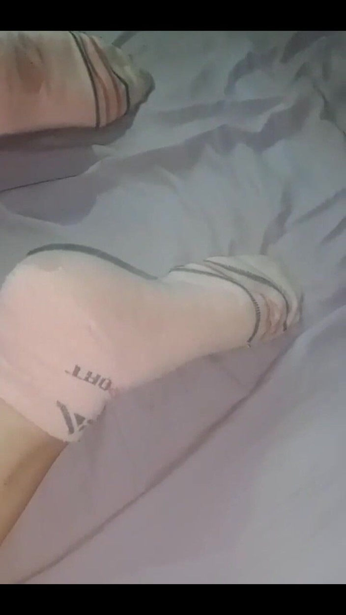 Fitcure1: Medi zeigt ihre füße in kurzen socken und ihren schwanz