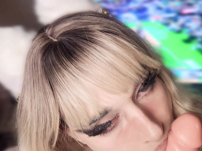 August Harper: Збуджена транс-киця хоче твій член під час гри в плей-офф, відео від першої особи