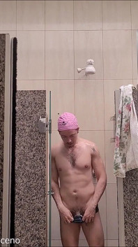 Pynk cap che nuota con il costume da bagno mezzo nudo