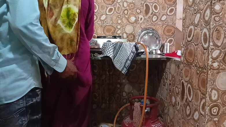Bhabhi UP: 今天和朋友的老婆一起去厨房