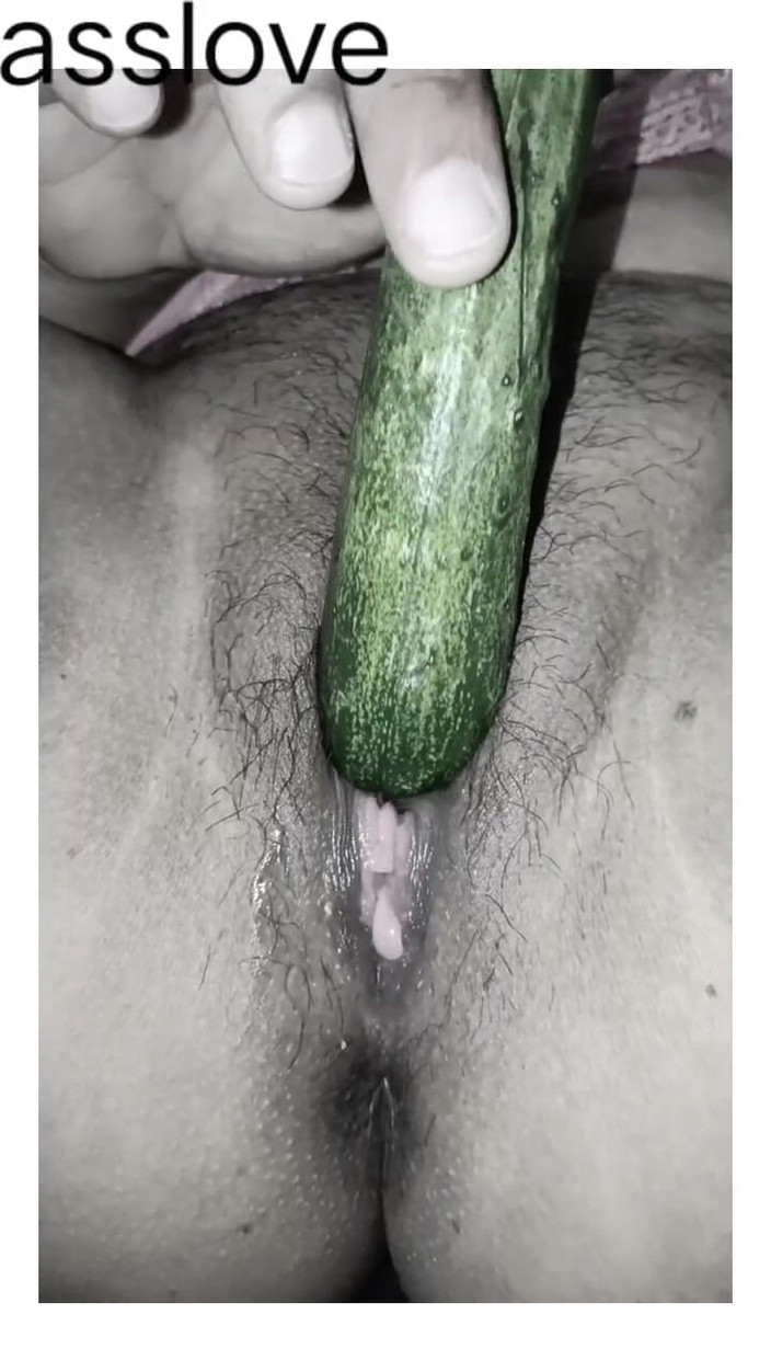 Asslove: キュウリが女性の友人の尻に挿入される