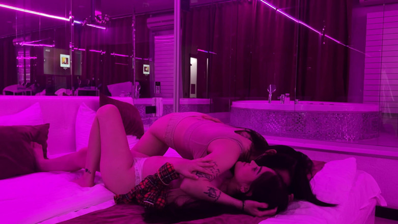 LuchCrush: Я змусив свою брудну зведену сестру лизати мене в готелі
