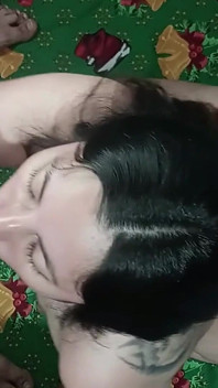 În genunchi, sugând penisul șefului până ejaculează pe fața mea