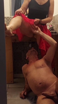 Selenas vackra posering och erotiska nöje