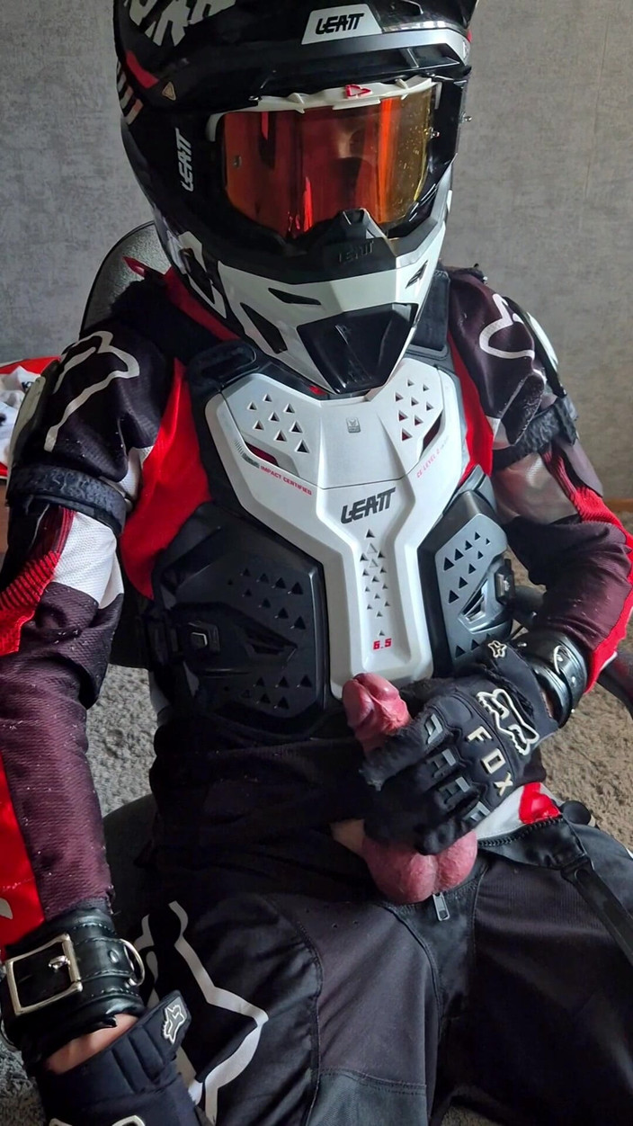 Sneakersmax98: Sladký motorkář byl zavřený na 6 dní