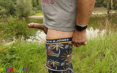 Funnyboy-Ger: 在池塘外面，我用粗壮的鸡巴活动，露出肛门，用震动棒射精。