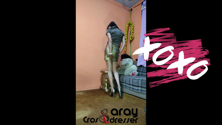 Saray Isis Amay: Transsexuală cu o fustă de vinyl ejaculează