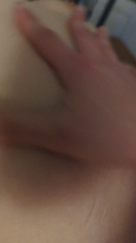 Ošukaná na stole s každým centimetrem