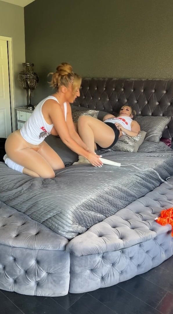 Richelle Ryan: 두 명의 젖은 밀프가 시오후키할 때까지 가위질