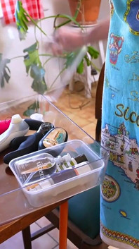 Lena mit zöpfen spielt mit schlagsahne und fingert ihre fleischige rothaarige fotze