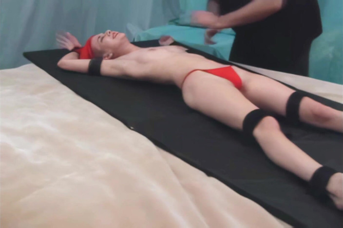 BleuFetish Tickling: Holly Is snooped глупо и щекочут, часть 1 из 2 - тайные руки щекотка Holly заставляет ее хихикать и потерять дыхание