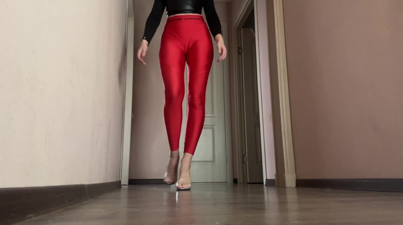 Skinny_lady69: 穿着紧身衣和红色紧身裤的Asmr女主人跨过房间