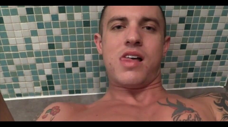 Trenton Ducati: James Ryder își bagă un vibrator uriaș în cur la duș