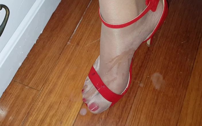 Dani Leg: 曲线优美的腿，裸体连裤袜和热辣的红色指甲和鞋子