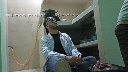 Swingersamateur40: Tôi đụ thợ sửa ống nước trong khi chồng tôi làm việc ......