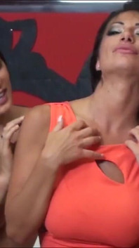 Sofia Cucci aur Priscilla Salerno ke bich lesbiyan khel