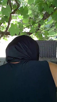 Il mio amico è impazzito su una tuta musulmana sexy; Ha tagliato un buco nella parte bagnata e ha incastrato il suo pene in essa