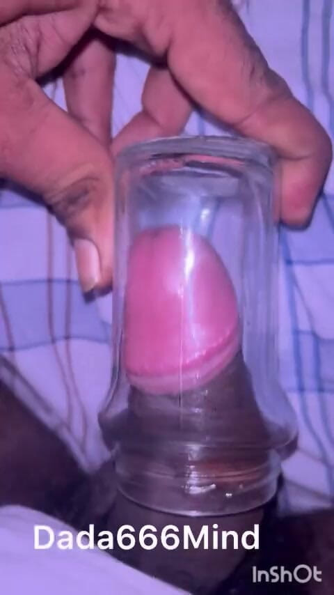 Zingaa: Indischer junge masturbiert mit glasglas