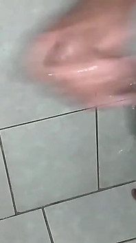 Ngocok kontol di kamar mandi 'sperma hangat'