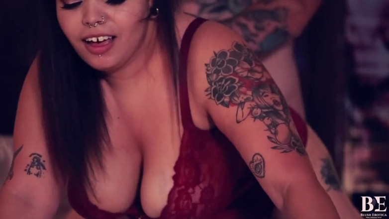 Blush erotica: Сексуальна товстушка кусається під час щипання, облизування, смоктання та трахання татуйованої бойфренда