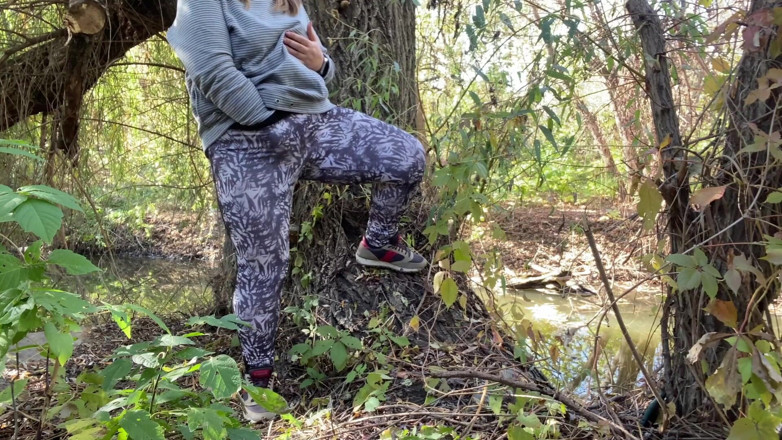 Elena: O mamă sexy excitată îmbrăcată în colanți se masturbează pe malul râului