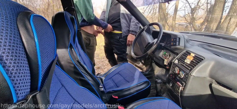 ArchiRusik: 高速公路上的这个荡妇用大鸡巴操我，让我充满精液