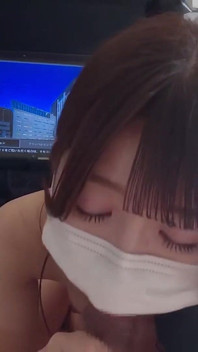 美しい看護師がこっそり会い、秘密の感情が親密なひとときへと変わる