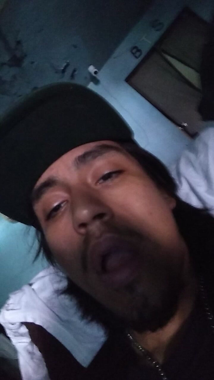 AlexAlejandro13: Cu un penis în picioare