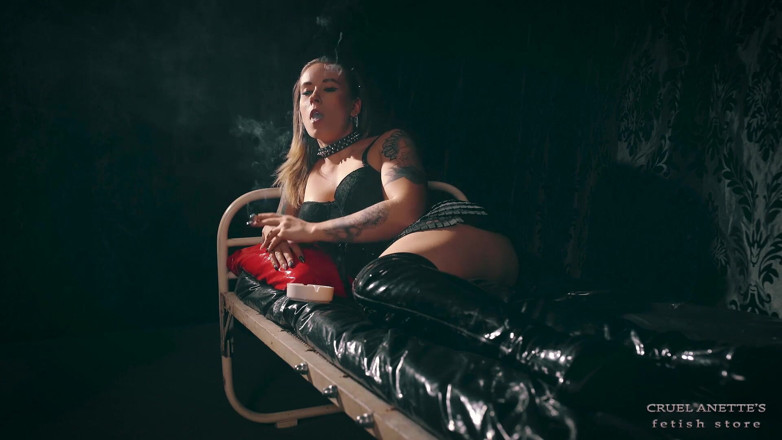 Cruel Anettes fetish world: Fumando em lingerie preta