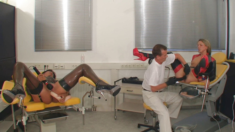 Rubber & Clinic Studio - 1ATOYS: 2 橡胶荡妇 - 在妇科桌子上的拳交乐趣