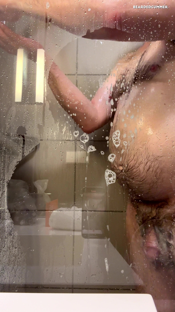 Beardedcummer: Chlupatý medvěd ve sprše a předvádí velké břicho