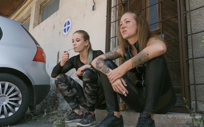Cruel Anettes fetish world: Kouření a plivání na schodech