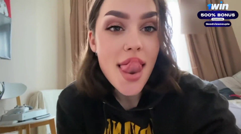 Good_view: La studentessa sexy cavalca abilmente un cazzo