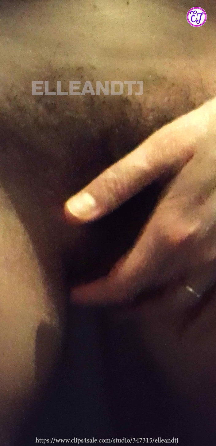 elleandtj: Chlupatá MILFka se prstí