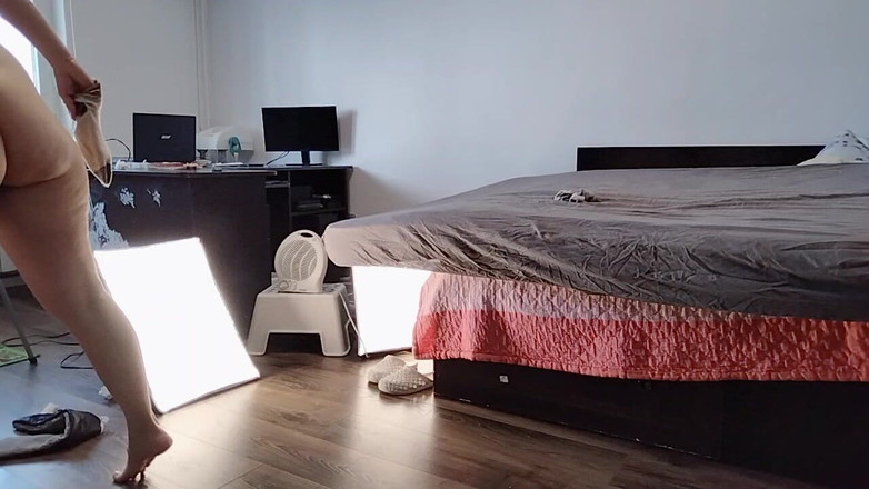Mirsur: Sexy Mamma Balla Nuda in Giro per La Casa. La...