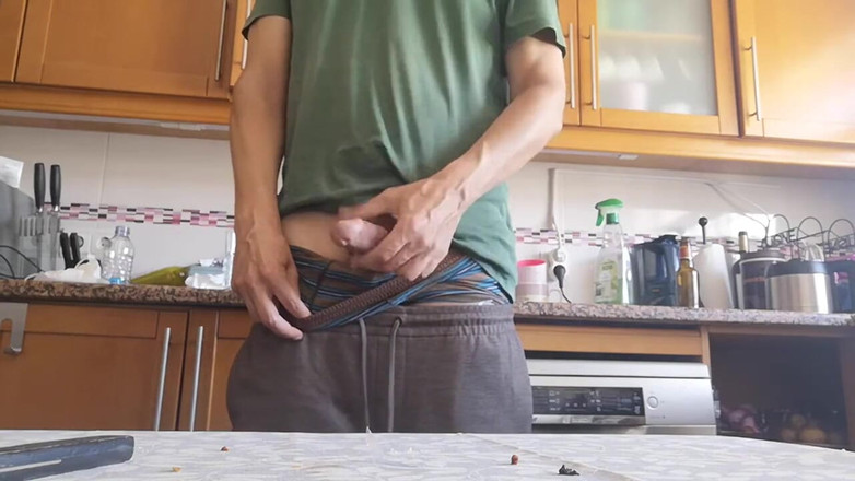 Rafael Torreano: Sexy chlap si honí a vystříká velkou nálož na kuchyňský...